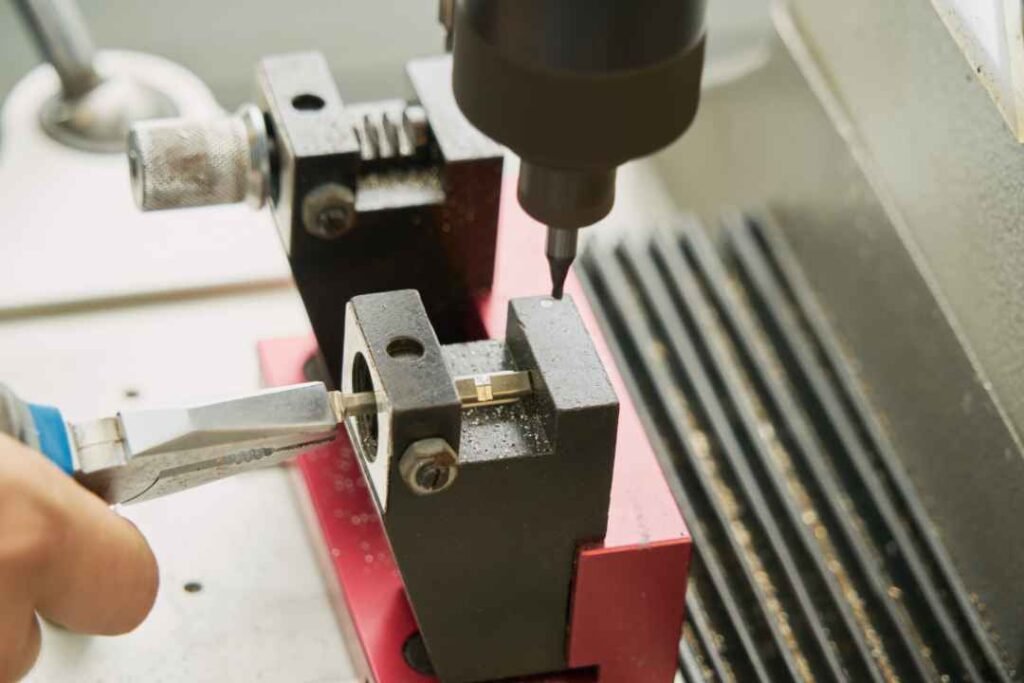 duplicate key cutting machine – key maker in BTM Layout